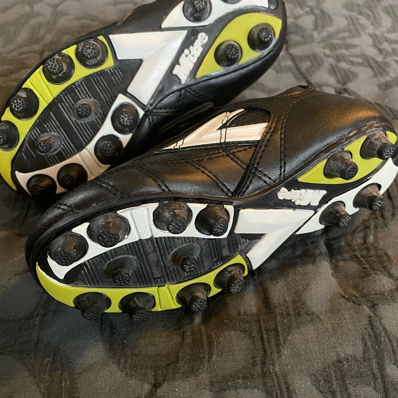 Brand New Boys Soccer Cleats - Picture 4 of 6
